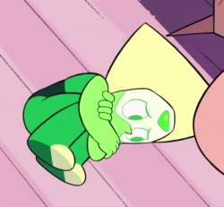 airbender-aangst:   Peridot being a smol bean.   I need to protect her! &gt; A&lt; &lt;3