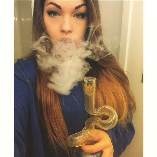 marijuanapicsdaily: New Pic From @elizabuds Source:… New Pic From @elizabuds Source: Gan