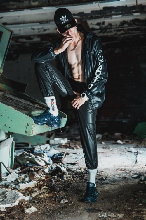 sk8erboy-eu:  #smelly #sox #sk8er #sk8erboy #sk8terboy #sneaxn #sneaker #nuroriginalistlegal #smellysox #nike #adidas #sneakerporn #scallyboy #smelly #sox #sk8erboy #scally #sneax #sneaker #sk8terboy #sniffer #sniff #sniffing #glanzi #shiny #feet #lickit
