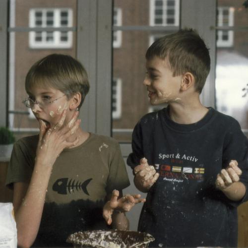 Kuchen backenWenn man mal Kinder einen Kuchen backen lässt&hellip; Diese Bilder, die uns allen unhei