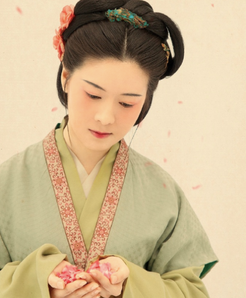 Antique style photographs by Runxi Chen(润熙陈). They show Hanfu of Ming dynasty(明朝) except the last tw