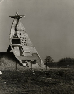 furtho:  Pierre Székely’s sculpture and climbing wall, Evry-Courcouronnes, France (via play-scapes)  