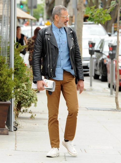 snatch-comix:  jeff goldblum wearing a levi’s orange tab shirt, vintage (i think) glasses, and 1970s converse IN LOVE