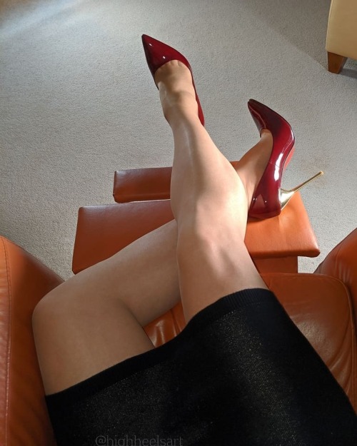 Dark Elegance II#darkelegance #highheelsart #highheels #highheelpumps #maroonpumps #stilettos #stile