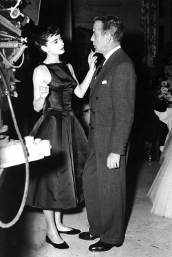 voxsart:  On Set 1954. Humphrey Bogart and Audrey Hepburn. 