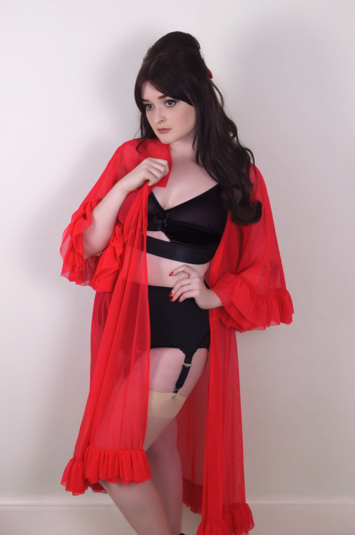myretrocloset:    The ‘Veronica’ Robe – Handmade in the UK by the one and only lady behind My Retro Closet. The ‘Veronica’ robe is as seductive and glamorous as her namesake - Veronica Lake. This sheer, knee length robe, made from a fine light-weight