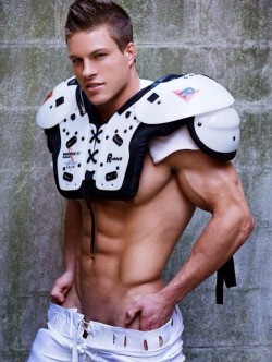 jockbrad:  Swimmers, wrestlers, football players / singlets, jockstraps, speedos and spandex!http://jockbrad.tumblr.com/