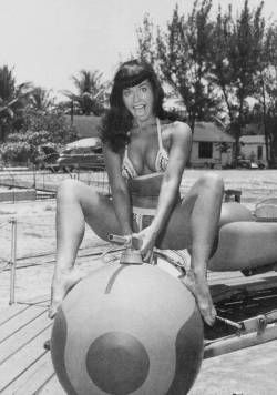 retrogasm:  When Bunny Yeager took Bettie