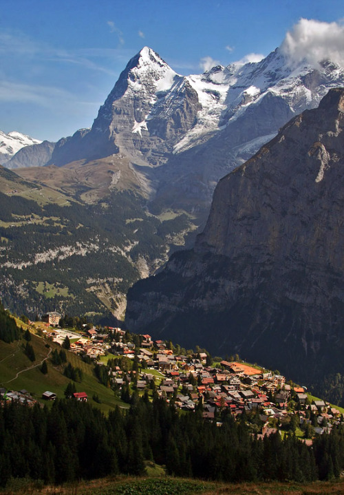 The idyllic village of Mürren above Lauterbrunnen valley, Switzerland (by ls7902).