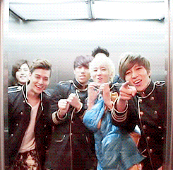 thatshinsoohyun:  k-pop-fabulosity:  If only I was greeted at uni like this everyday!  Notice the sticker on the door.Stop girl, in the name of U-nvm 