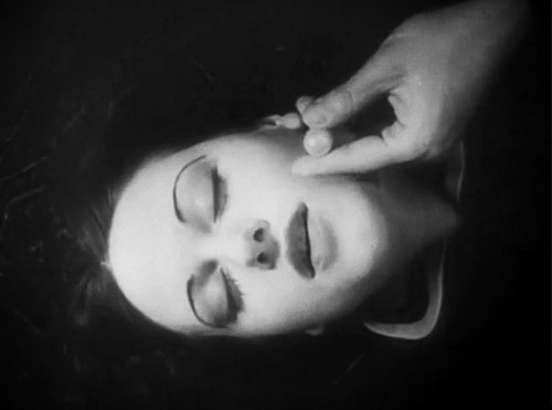  Kissa Kouprine in  Henri d’Ursel short  film “La perle” Belgium 1929 This dreamlike film is a cinematic poem. 