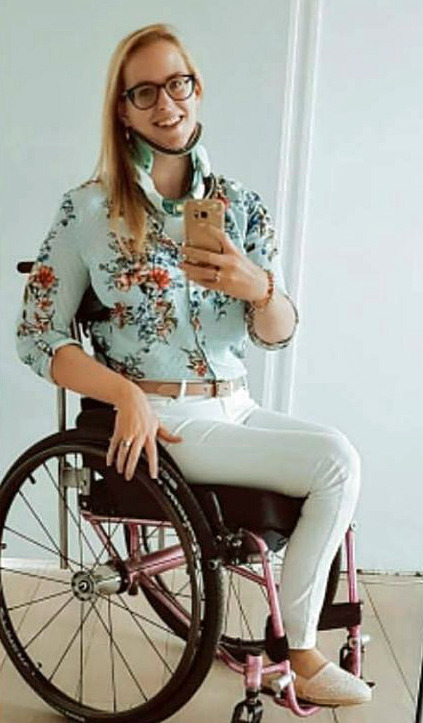 phelddagrif:Instagram makeup chicka with one leg and a neck brace.