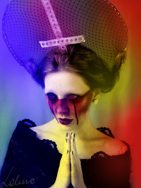 ianbrooks:  Macabre Makeup by Miss Lakune They say beauty is in the eye of the beholder, though sometimes it’s just an empty socket. Lakune’s elaborate makeup designs must surely resemble the kind of looks tormented souls ask for in the salon at the