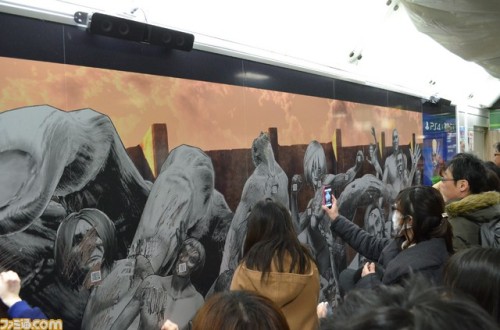 Japan Railway’s Shinjuku Station has unveiled today (February 15th, 2016) a scratchable wall poster to promote KOEI TECMO’s upcoming Shingeki no Kyojin Playstation game! Commuters and fans alike can participate in the “Recapturing of Wall Shinjuku