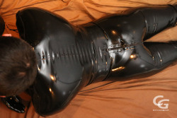 erectionary:  chicagogear: Rubberkai looking amazing in his rubber suit.   Needed to use his mouth before the hood goes on   Horny stories - http://erectionary.blogspot.comNotti pics - http://erectionary.tumblr.com