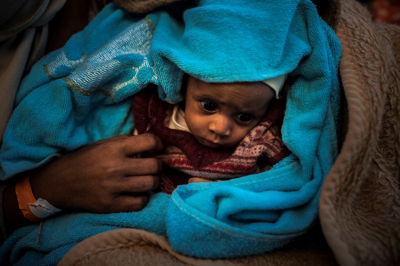 REFUGIADOS. 450 refugiados y emigrantes subsaharianos, en su mayoría de Eritrea, esperan para ser rescatados por trabajadores humanitarios de la ONG española Proactiva Open Arms, mientras intentaban salir de la costa libia y llegar a suelo europeo en...