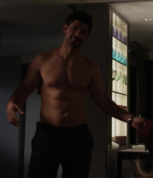 hotashellcelebmen: More here : https://auscaps.me/2017/04/12/damon-dayoub-shirtless-in-grace-and-frankie-3-05-the-gun/ 