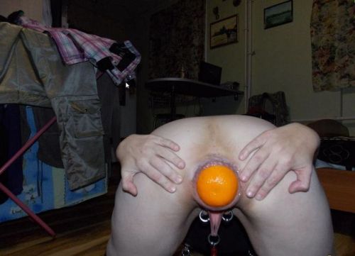fisting-analny: Pomarańcza w dupie rosyjskiej amatorki