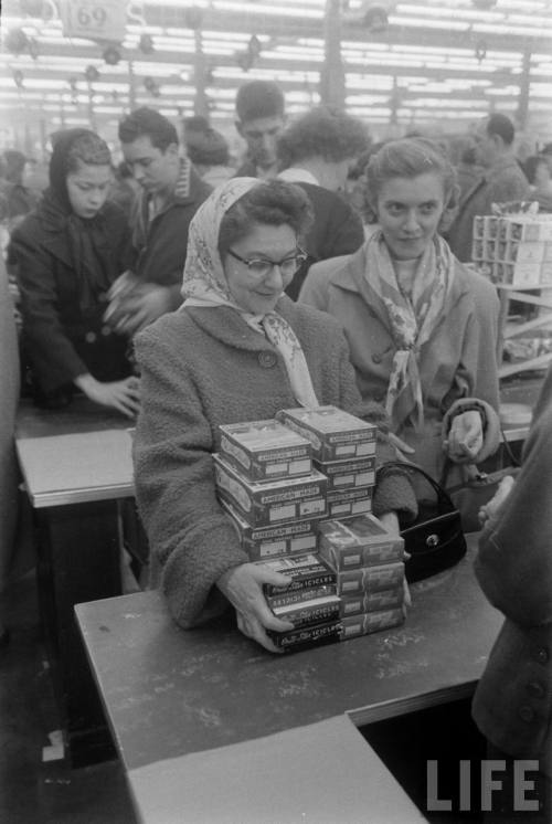 Christmas shopping(Ralph Morse. 1955?)