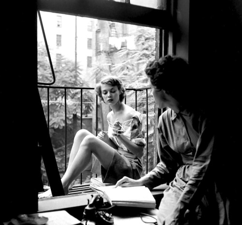 plaisirdelire:  Nina Leen - Jean Patchett & Eileen Ford, New York City, 1948.