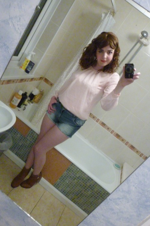 lucy-cd:  PicturesSuch a cute outfit, absolutely adore these new shorts & heels! <3
