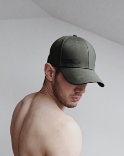 luz-natural:    My cap covers my eyes@jakubeak