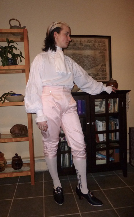 I recently finished my first pair of proper 18th century breeches! In pink silk, because why not? Wi