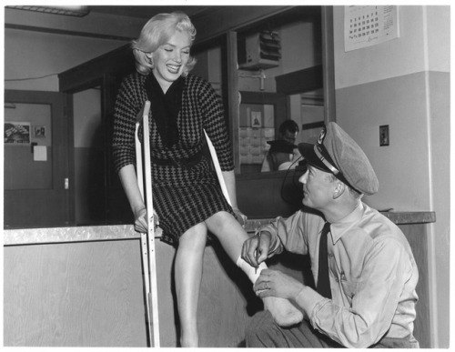 talesfromweirdland:Marilyn Monroe has her cast signed at Seattle-Tacoma Airport, on her way home fro