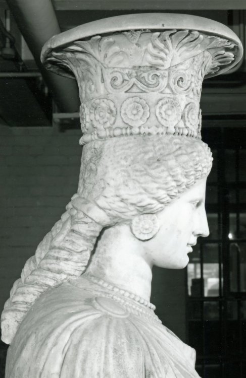 hellenismo:Pentelic marble caryatid: a woman dressed to take part in religious rites. In a style ada