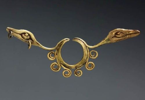 Peru, North Highlands, Chavín de Huantar(?) | Nose Ornament, Chavín style | Cast Gold | ca. 500 - 20