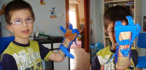 dreamychocolateprincess:  cubebreaker:  E-Nabling the Future is an organization of volunteers who produce 3D-printed prosthetic superhero arms for kids in need.  i smiled so hard 