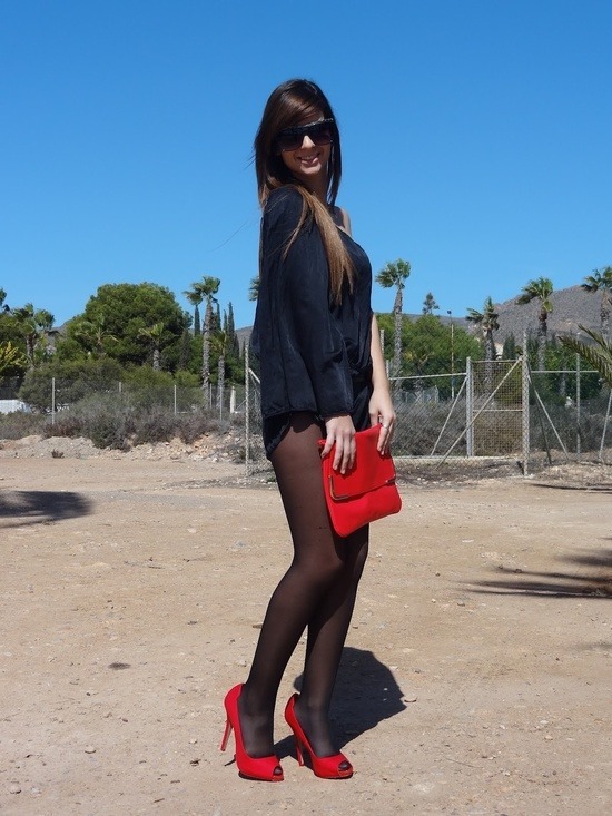 tightsobsession:  Red heels with opaque tights. 