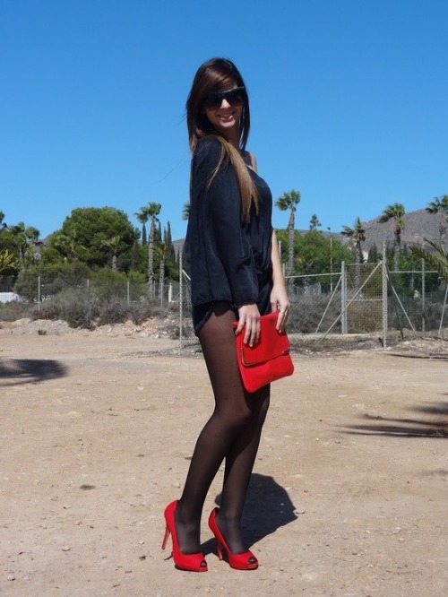 tightsobsession:  Red heels with opaque tights. 