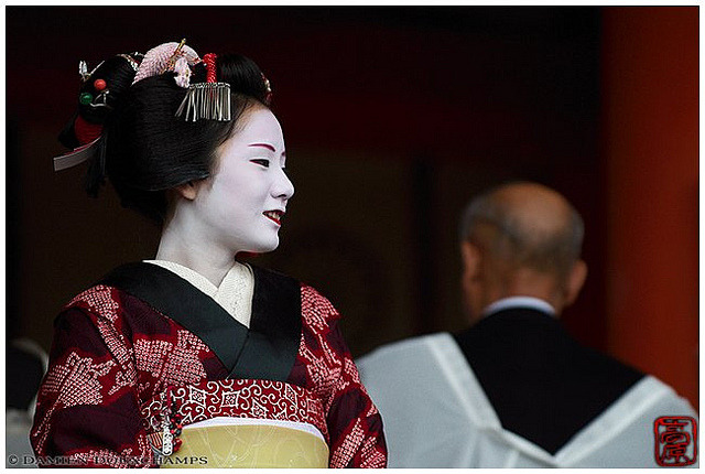 geisha-kai:  Maiko Chiyoko dressed for Setsubun festival by Damien Douxchamps on