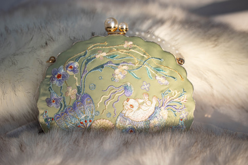 fouryearsofshades:embroidered purse (the motifs and colour on each side are different) by 司南阁汉服