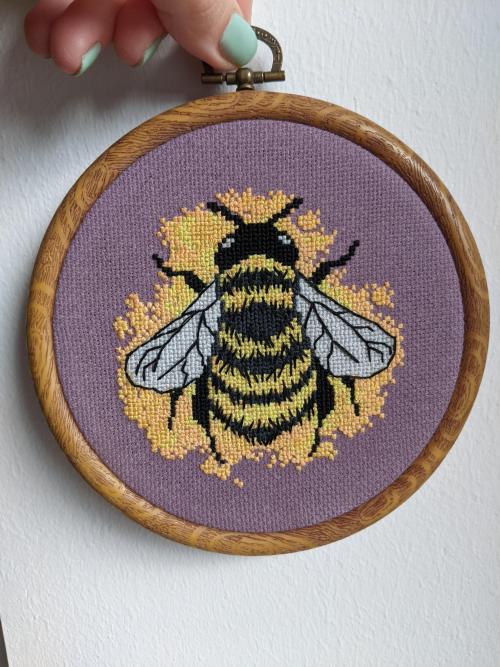 crossstitchworld:Finally got around to finishing this bumblebee project I started for my mom by andr