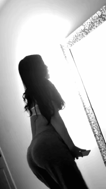 Julia Kelly twerking