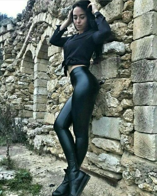 tightpinterest: www.pinterest.es/aloiswichra/leggings-and-leather-trousers/