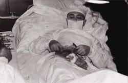 daimio-panda: muyintedezante: Leonid Rógozov fue un médico ruso que participó en la sexta Expedición Antártica Soviética en 1960-1961. Era el único médico destinado en la estación Novo Lazarevskaya. Mientras estaba allí desarrolló una peritonitis