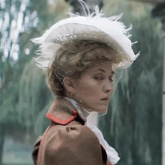Evelyne Brochu as pompes funèbres Meg Steinheil in Paris Police 1900 (2021)