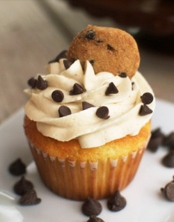 foodsforus:    Chocolate Chip Cookie Dough Cupcakes  