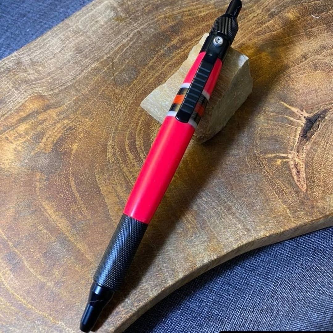 RePosted • @catewdesigns Custom Lava Turbo glow and Carbon Fiber from Carbon Waves on this Black Anvil click pen.
.
.
.
.
. #burl #penaddict #custompen #lathe #penmaking #lathework #resinart #resin #penmaker #edcgear #handmade #handmadeisbetter...