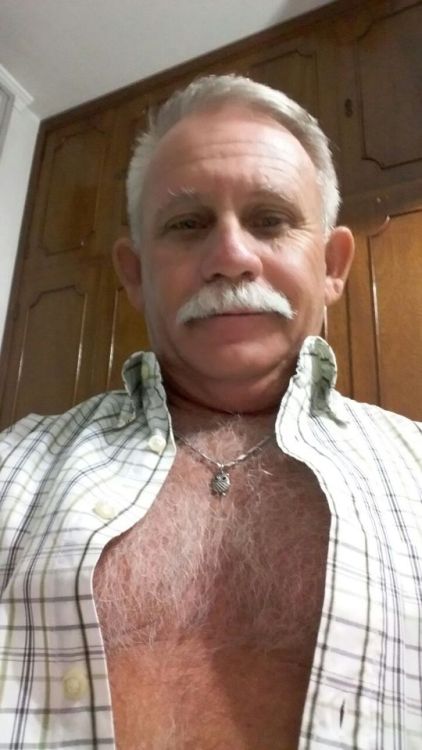 madurosarg:  jimy21:  ericmurilo:  Deliciosamente delicioso.  Estas hermoso daddy😘😘  Quien es? Lo quiero invitar a mi casa! 😍