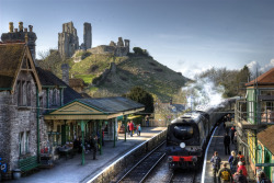 lovingtheuk:   	Corfe Station by Alan Stenson