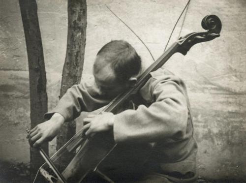 edoardojazzy:Cello player 1916@André KertészI was never very good at it, but I miss having and playi