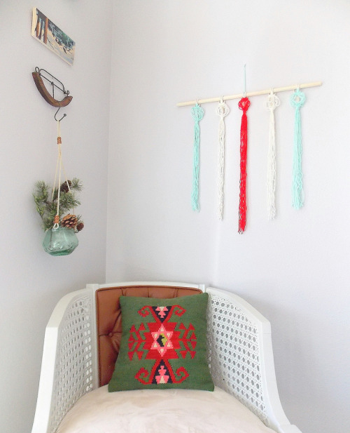 DIY Festive Holiday Macrame Hanging from a HUGE BLOG. You know when there is only 1 comment on this 