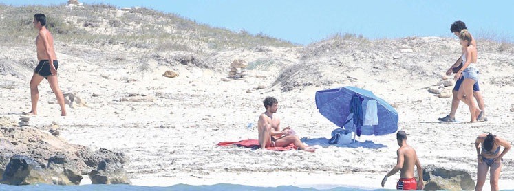 biblogdude:  famousmaleexposed:  Quim Gutierrez  caught naked at beach! Follow me