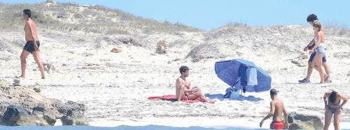 famousmaleexposed:  Quim Gutierrez  caught naked at beach!Follow me for more Naked Male Celebs!http://famousmaleexposed.tumblr.com/