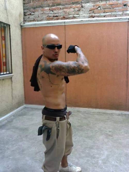 pimpy805:  lukass91:  Que cholo tan rico papito hay se los dejo esta chilada cosita hermosa LIKE Y COMPARTAN  Damn boi