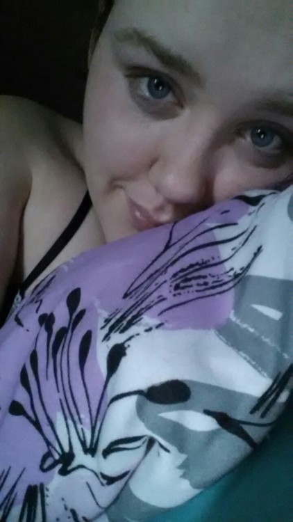 Porn Queen wants snuggles and some loving. Voulenteers? photos
